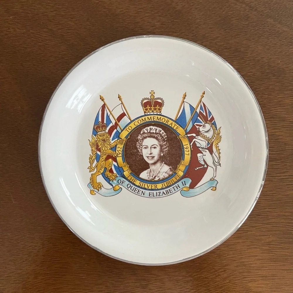 Queen Elizabeth ll Silver Jubilee 5 3/8" UK Souvenir Dish Prince William Pottery